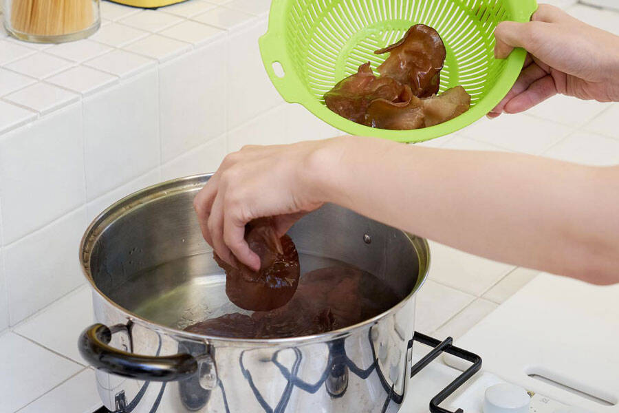 生きくらげを湯通しする